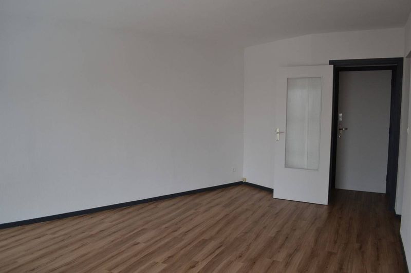 Fay sur Lignon. Centre village. Résidence service. Garages