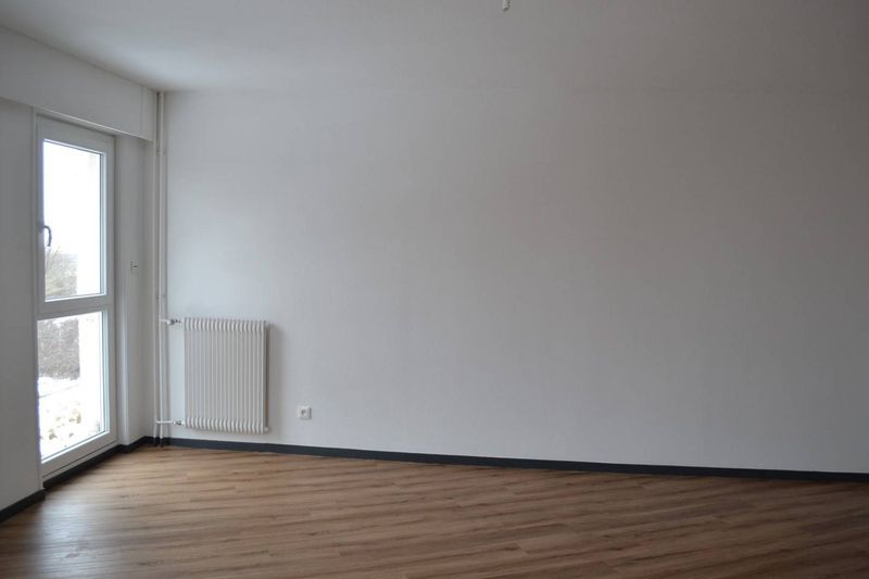 Fay sur Lignon. Centre village. Résidence service. Garages