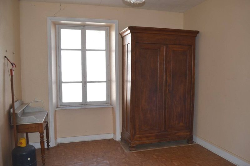 Le Mazet St Voy. Maison de village à rénover.