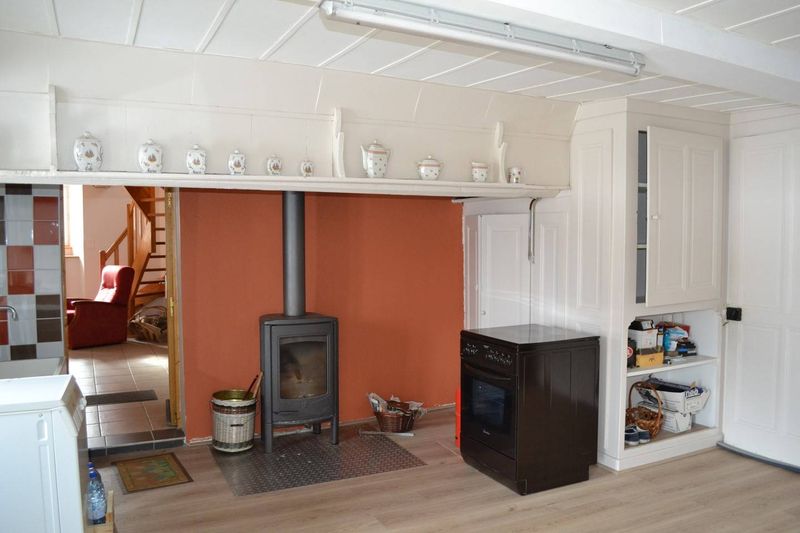 Campagne de St Jeures. Ancienne ferme. 3.5 Ha de terrain.