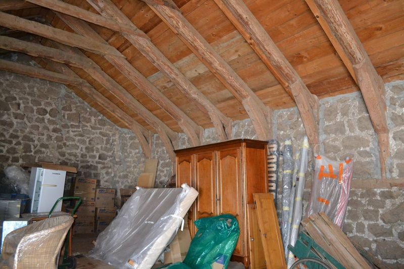 Campagne de St Jeures. Ancienne ferme. 3.5 Ha de terrain.