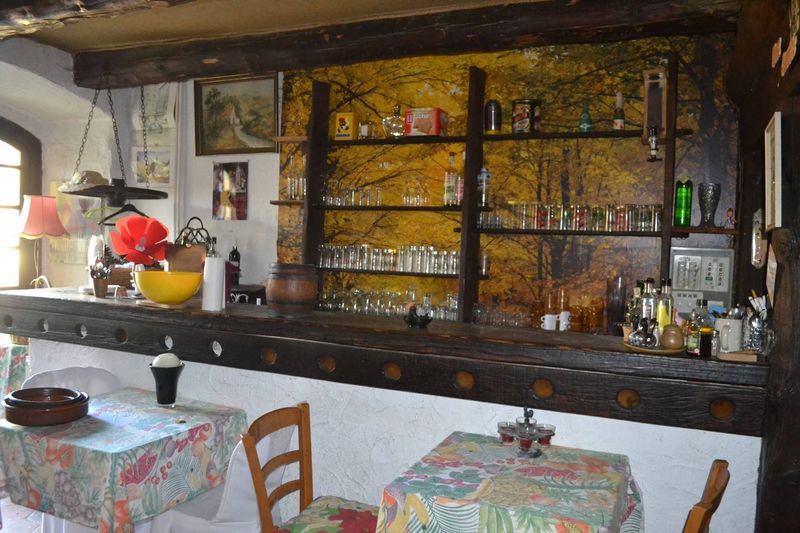 Maison 280m² et nombreuses possibilités. Terrasse.