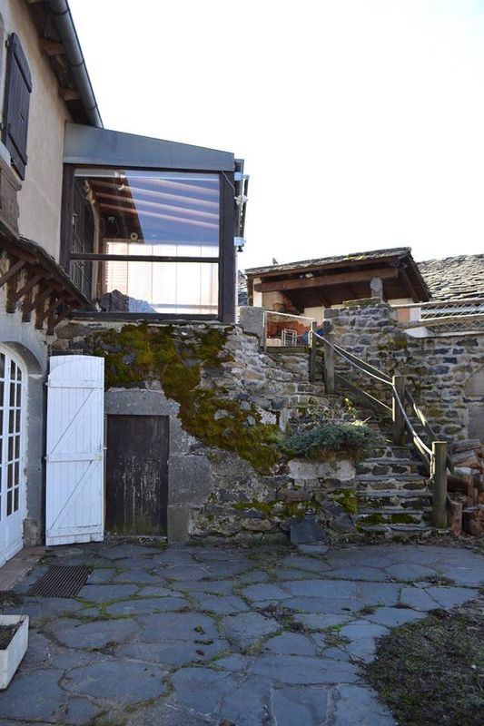 Maison 280m² et nombreuses possibilités. Terrasse.