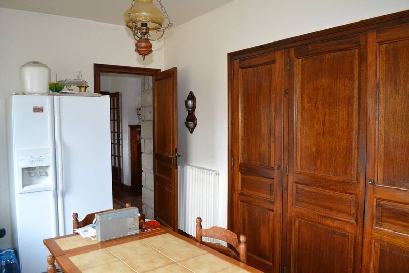 3km du Chambon sur Lignon. Environnement agréable. 4300m² de terrain.