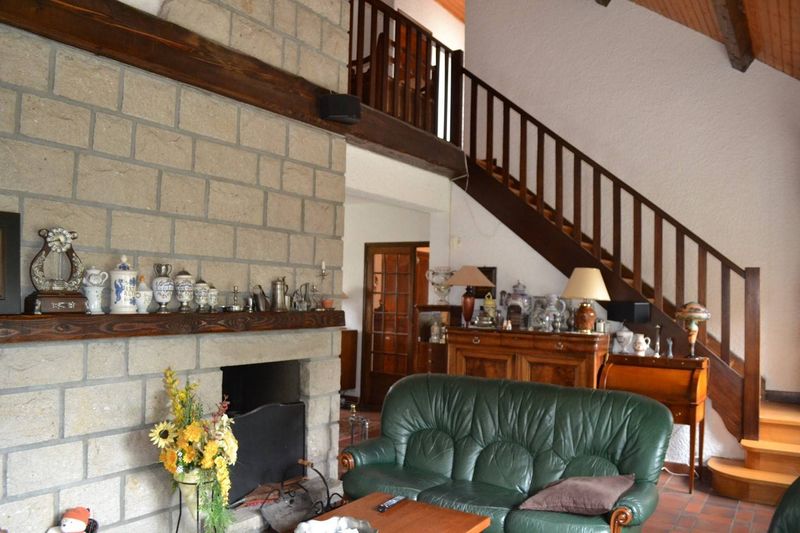 3km du Chambon sur Lignon. Environnement agréable. 4300m² de terrain.