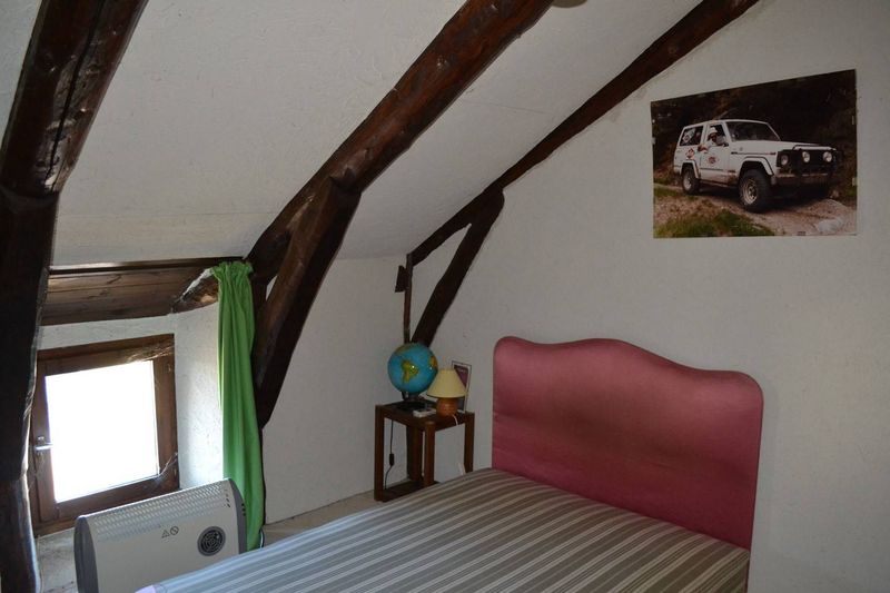 Maison 280m² et nombreuses possibilités. Terrasse.