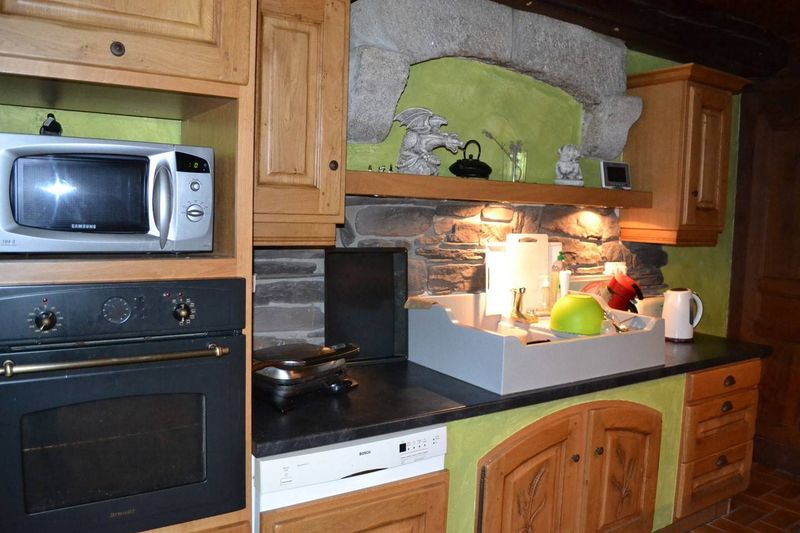 Campagne de St Jeures. Couverture Lauzes. 2500m² de terrain attenant