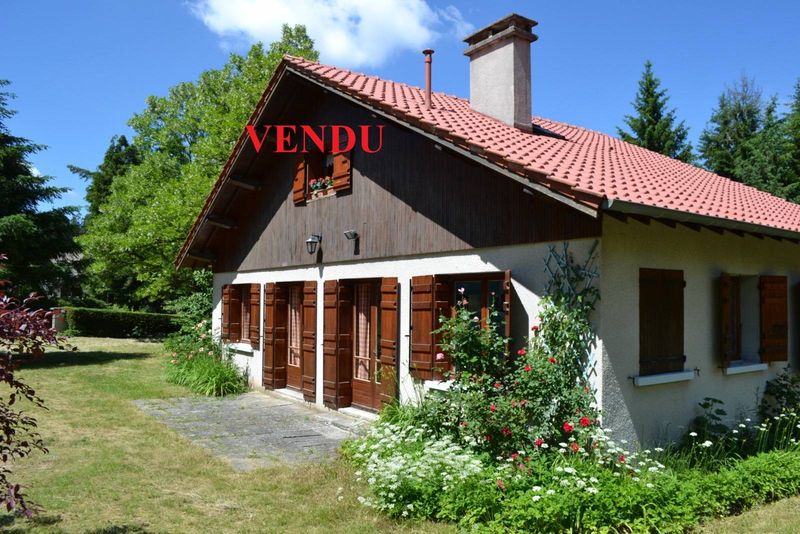 Campagne de Tence. Charmante petite maison dans joli parc arboré.