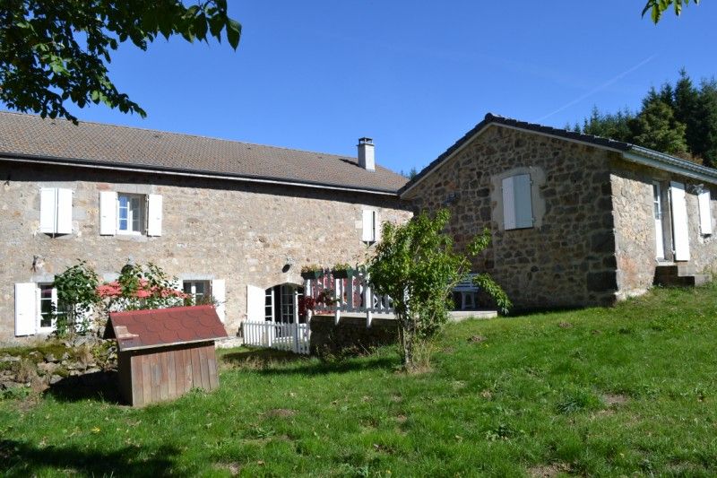 Ferme rénovée T4 Devesset Ardèche. Beaucoup de charme. Belle pièce de vie.