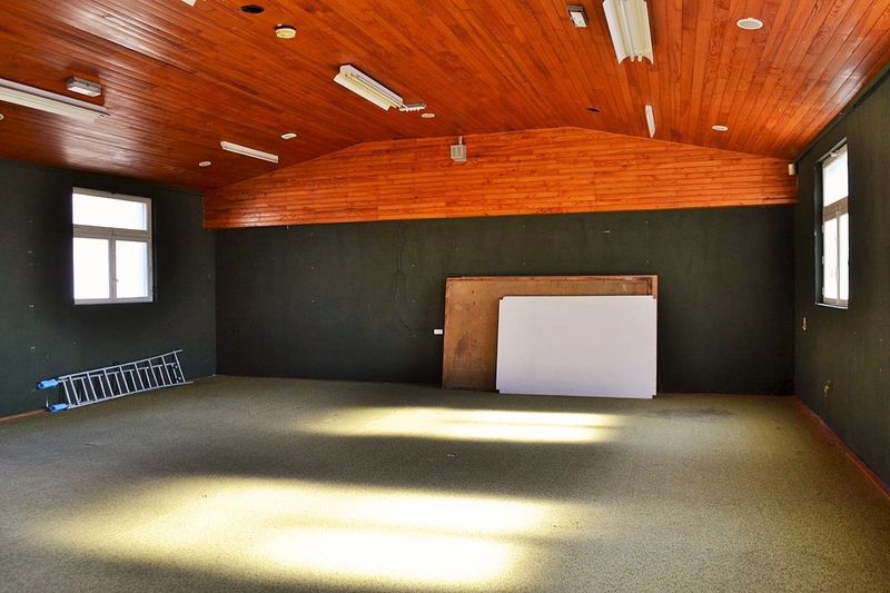 St Agrève Ancien entrepôt à réhabiliter. 100m². Plain pied