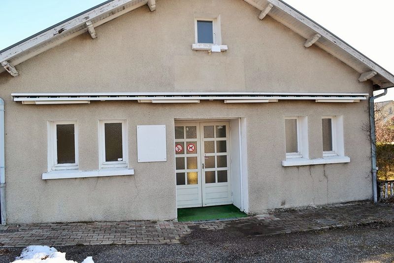 St Agrève Ancien entrepôt à réhabiliter. 100m². Plain pied