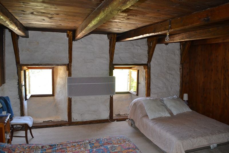 Borée En partie rénovée. Vue. Cachet. Environ 4Ha de terrain.