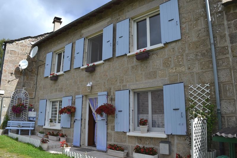 A vendre maison en pierre avec jardin 43520