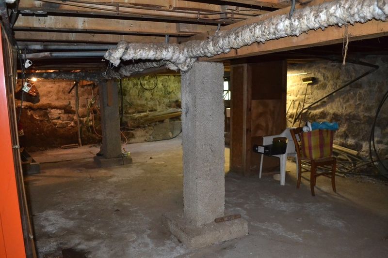 Maison de village Le Mazet Saint Voy Plain pied. Centre village. Grandes dépendances.