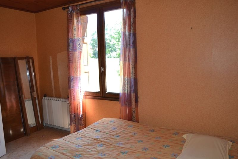 Maison de village Le Mazet Saint Voy Plain pied. Centre village. Grandes dépendances.