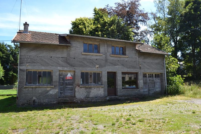 Maison de village Le Mazet Saint Voy Plain pied. Centre village. Grandes dépendances.