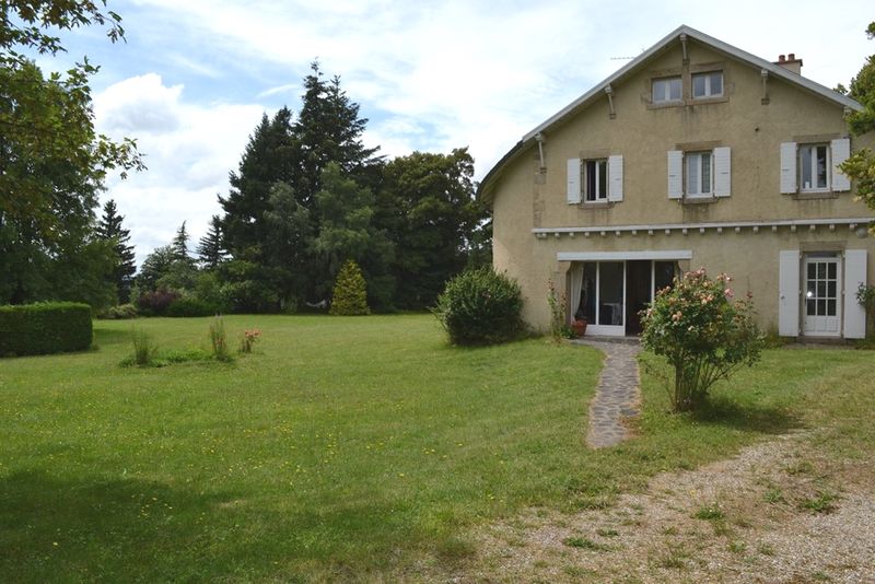 Villas St Agrève Terrain 4900 m². Centre village. Cachet.