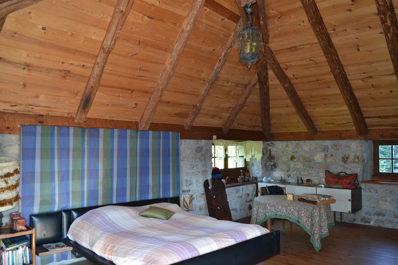 T5 Le Chambon Sur Lignon Ferme rénovée. 11Ha attenants. Cheminée. Charpente bateau