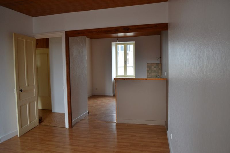 Appartement T4 Le Chambon sur Lignon Appartement rénové. CC fuel individuel. 2ème étage + combles