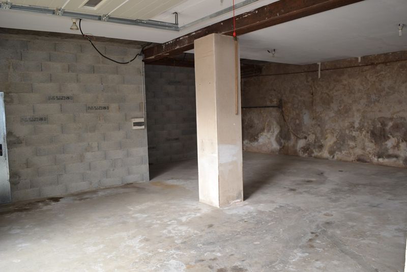 GARAGE LE CHAMBON SUR LIGNON Location Garage environ 50m²