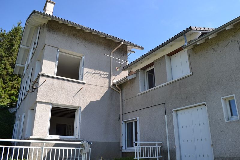 Villas T7 Le Chambon sur Lignon centre Grandes dépendances. Garage. Luminosité. Habitable immédiatement.