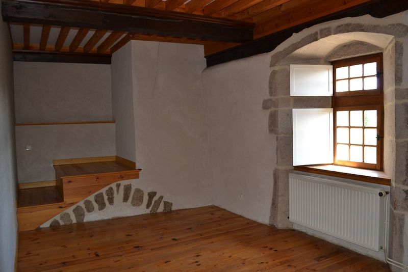 Ancienne ferme T3 Campagne de Tence Dépendances: grange et écurie. Terrain 760m².