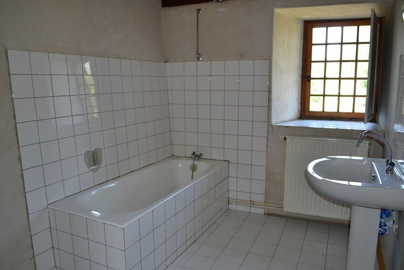 Ancienne ferme T3 Campagne de Tence Dépendances: grange et écurie. Terrain 760m².