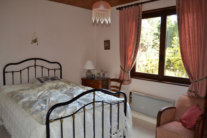 Villa  T3 Le Chambon Sur Lignon Plain pied. Calme. Parcelle boisée.