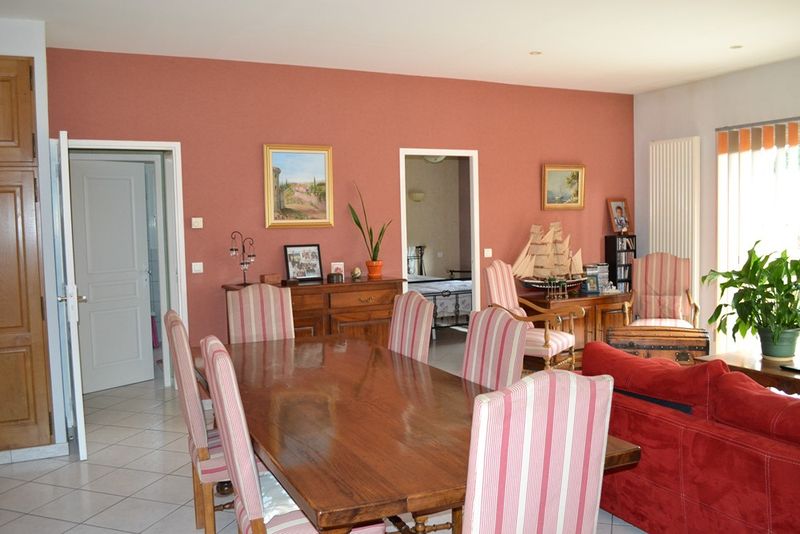 Entrepôt et villa Le Chambon sur Lignon Superbe état. Proche centre.