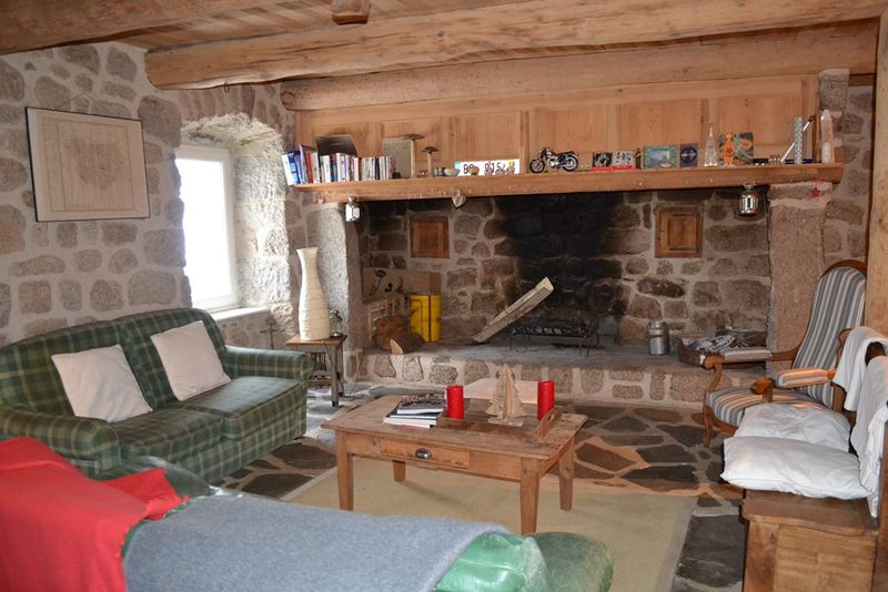 Ancienne ferme rénovée T7 Campagne du Mazet St Voy 4 chambres. Cachet. Pièce de vie avec cheminée
