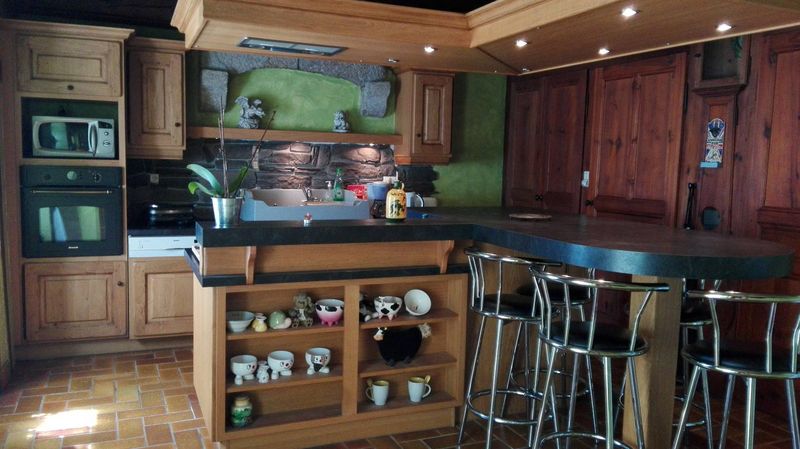 Campagne de St Jeures. Couverture Lauzes. 2500m² de terrain attenant