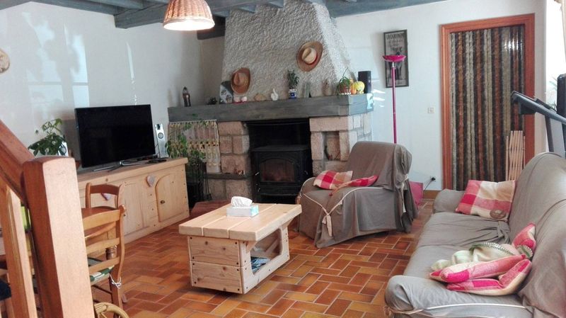 Campagne de St Jeures. Couverture Lauzes. 2500m² de terrain attenant