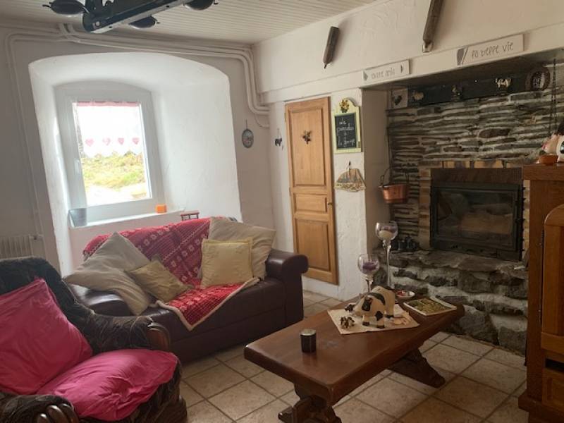 Ferme mitoyenne dans hameau aux Vastres