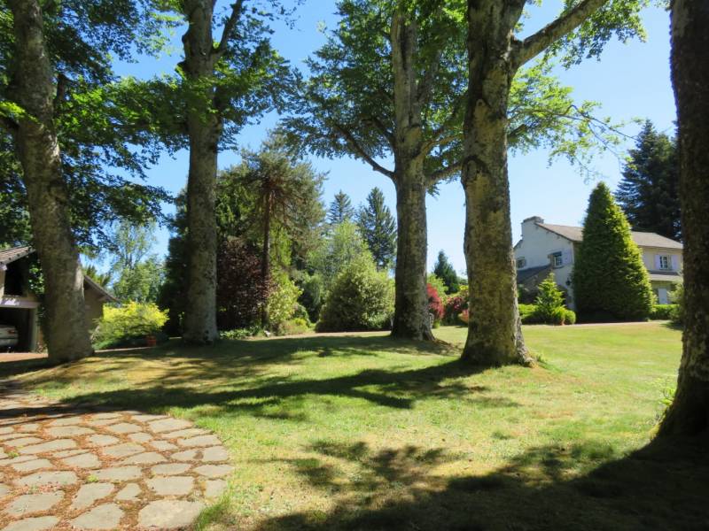 Propriété sur environ 2 hectares à 2 pas du Chambon sur Lignon