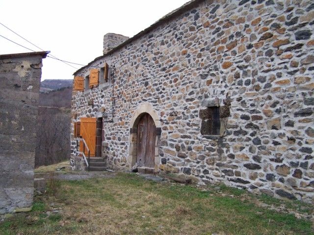 Plus d'un hectare T4 SECTEUR DU MEZENC Ferme à restaurer