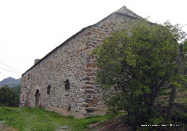 Plus d'un hectare T4 SECTEUR DU MEZENC Ferme à restaurer