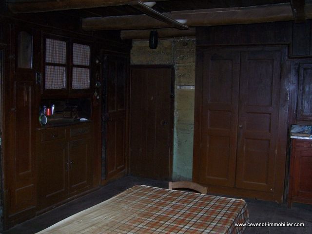 Plus d'un hectare T4 SECTEUR DU MEZENC Ferme à restaurer