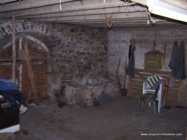 Plus d'un hectare T4 SECTEUR DU MEZENC Ferme à restaurer