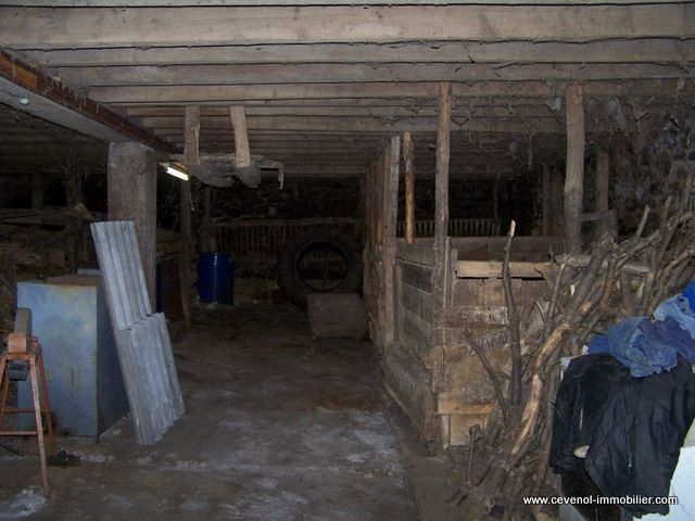 Plus d'un hectare T4 SECTEUR DU MEZENC Ferme à restaurer