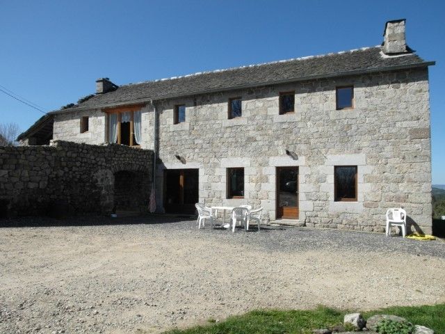 Moins d'un hectare T8 Campagne du Chambon ferme rénovée 1 hectare attenant Moins d'un hectare 8 Campagne du Chambon Haute-Loire ferme rénovée 1 hectare attenant