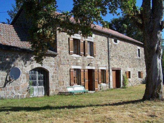 Plus d'un hectare T6 LIMITE HAUTE LOIRE ARDECHE Au milieu de la nature, bois et forêt avec bergerie à rénover. Plus d'un hectare 6 LIMITE HAUTE LOIRE ARDECHE DEVESSET Au milieu de la nature, bois et forêt avec bergerie à rénover.