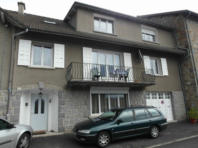 Maison de village T8 CHAMBON SUR LIGNON Villa comprenant 2 appartements au coeur du village Maison de village 8 CHAMBON SUR LIGNON Haute-Loire Villa comprenant 2 appartements au coeur du village