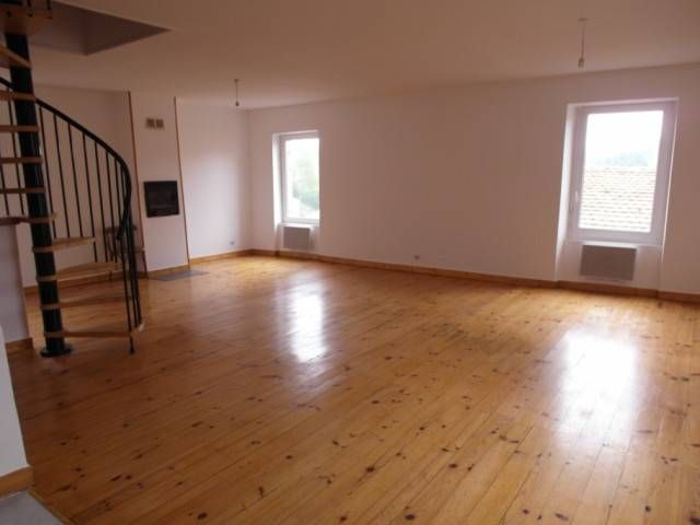 Maison de village T4 Le Chambon sur Lignon centre Maison de village sur 3 niveaux, rénovée Maison de village 4 Le Chambon sur Lignon centre Haute Loire Maison de village sur 3 niveaux, rénovée