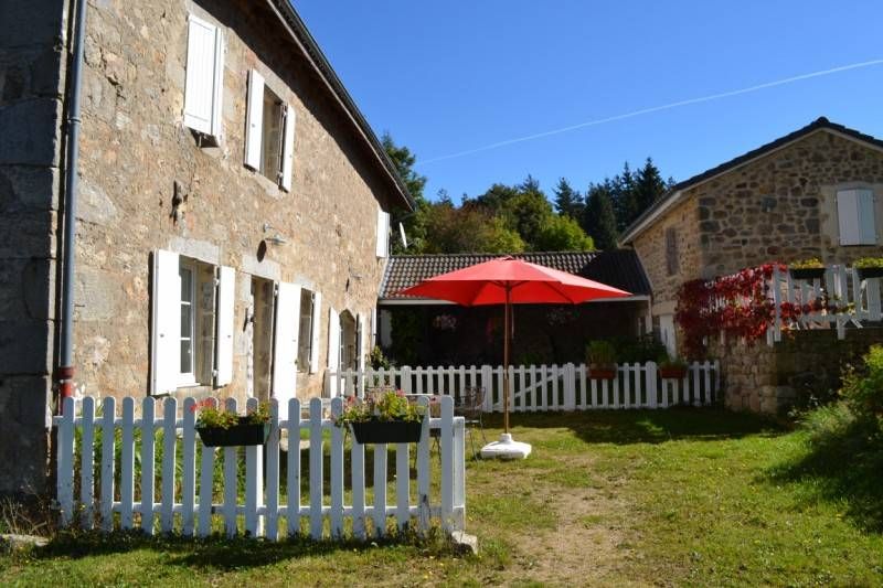 Ferme rénovée T4 Devesset Ardèche. Beaucoup de charme. Belle pièce de vie.