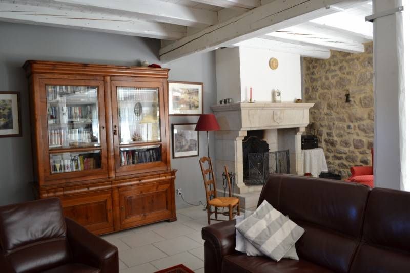 Ferme rénovée T4 Devesset Ardèche. Beaucoup de charme. Belle pièce de vie.
