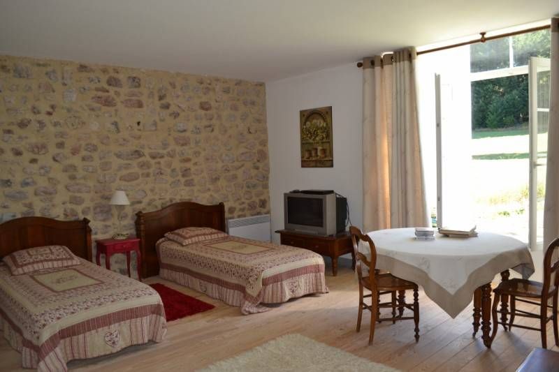 Ferme rénovée T4 Devesset Ardèche. Beaucoup de charme. Belle pièce de vie.