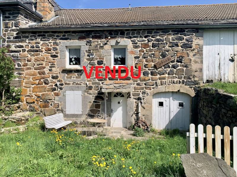 Ferme mitoyenne dans hameau aux Vastres