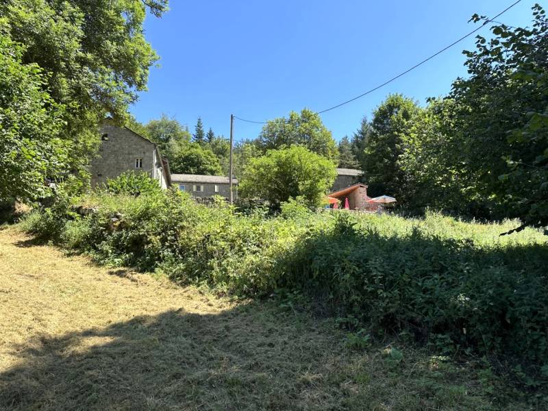 Hameau isolé proche du Golf du Chambon sur Lignon sur plus de 6 hectares
