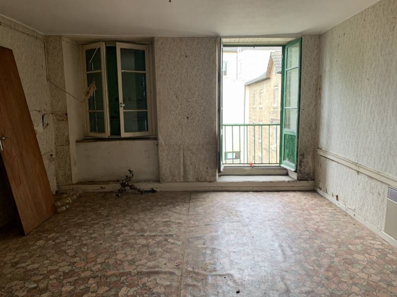 Immeuble à rénover au centre du village de Saint Agrève