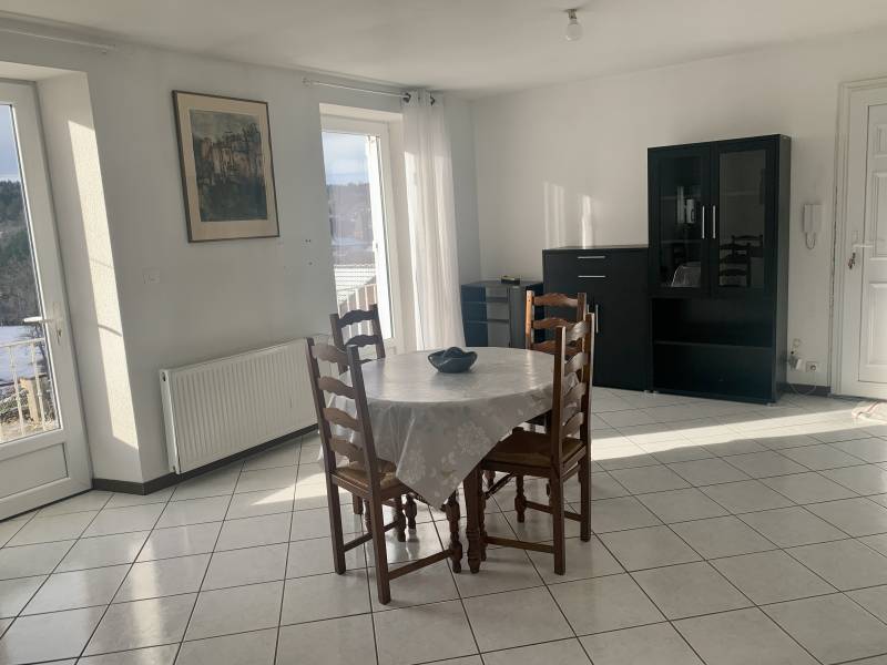 Appartement T3 Le Chambon sur Lignon centre.  Appartement rénové en Rez De Chaussée.